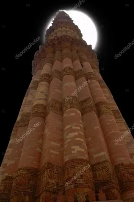  ภาพเขียน Qutab Minar ภายใต้รัศมีดวงจันทร์ และเงาหอนาฬิกา